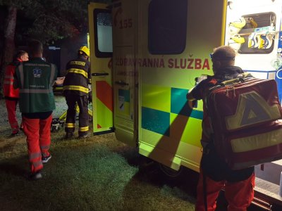 Pět pozemních posádek a letecká záchranná služba ZZS JčK zasahovaly na Jindřichohradecku u hromadného zasažení bleskem